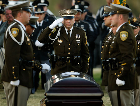 NEW-police-funeral92-112509