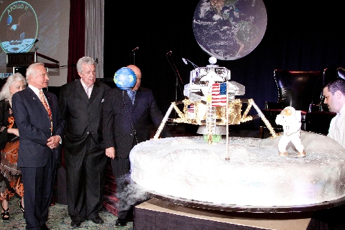 Constantino Urrutia  on Twitter TheRealBuzz I really would like to  share my birthday cake with you Buzz Aldrin Happy birthday  httptconkh2ubXOK6  Twitter