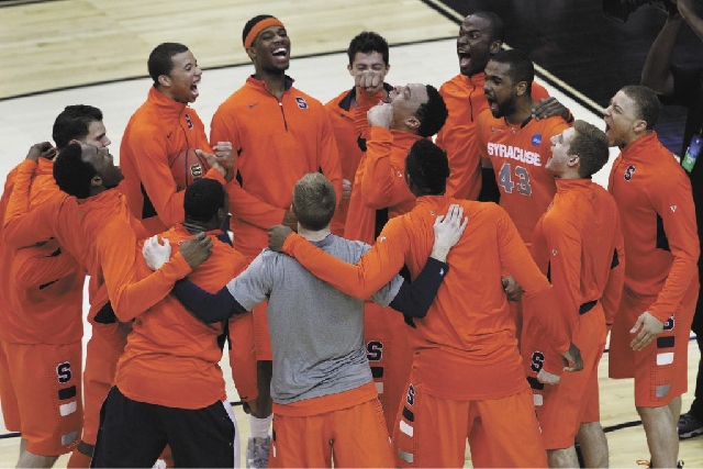 Syracuse huddles before the first half of the East Regional final in the NCAA basketball tournament.