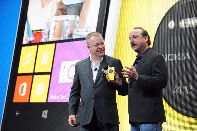 Nokia president and CEO Stephen Elop, left, and AT&T Mobility president and CEO Ralph de la Vega announce that AT&T will be the exclusive U.S. service provider for the Nokia Lumia 1020 during the ...