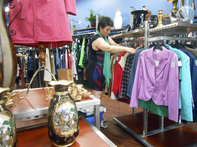 Secondhand stores feed frenzy for top-end goods[1]