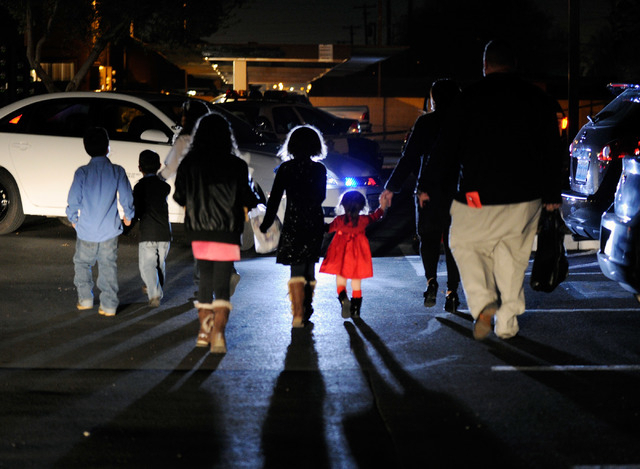 A family arrives home as Las Vegas police investigate a shooting at the Regency Heights apartments, 3650 E. Lake Mead Blvd., on Tuesday. (David Becker/Las Vegas Review-Journal)