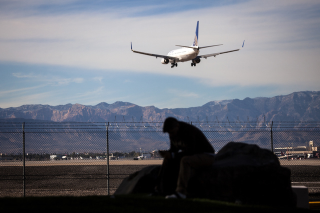 A United Airlines flight approaches McCarran International Airport in late 2013. December traffic rose 4.1 percent at McCarran. (Jeff Scheid/Las Vegas Review-Journal)