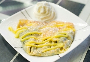 The Frisco crepe from Crepe Expectations is made with fresh blueberries in lemon curd, fresh whipped cream and powdered sugar. (Courtesy)