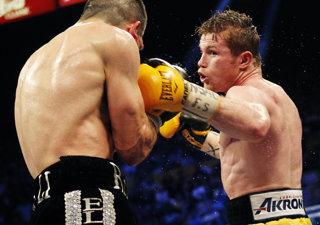 Boxing: Canelo Alvarez's kind gesture: Stops golf game to take photos with  workers