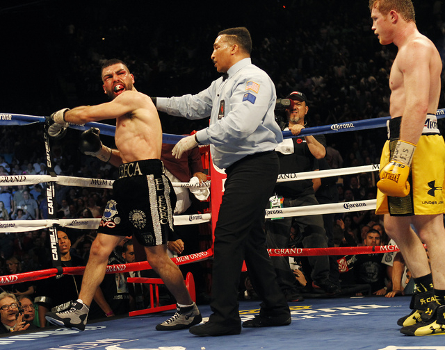 Boxing: Canelo Alvarez's kind gesture: Stops golf game to take photos with  workers