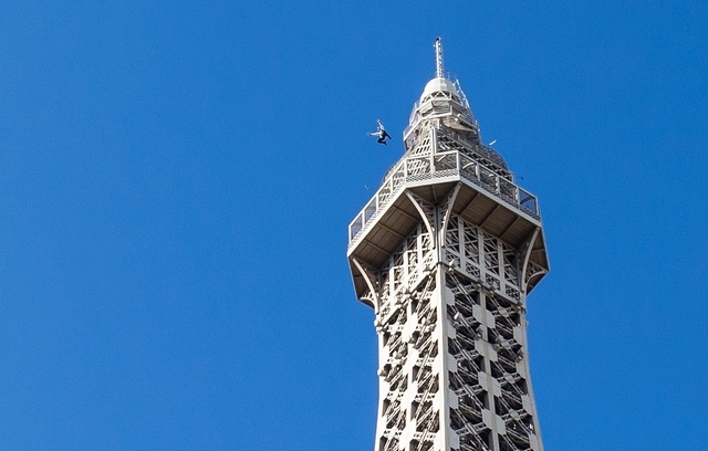 That's Incredible: Watch parachuter jump off of Vegas' Eiffel