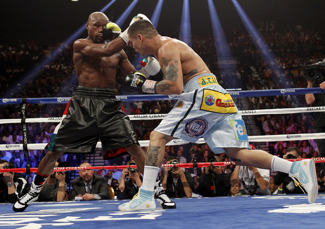 As Floyd Mayweather Jr. Steps Into Ring, He Turns It Into a Catwalk - The  New York Times