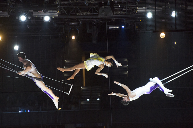 гимнасты в цирке. дю солей варекай. цирк дю солей воздушные гимнасты. гимнасты под куполом цирка дусолей. цирковая акробатика.