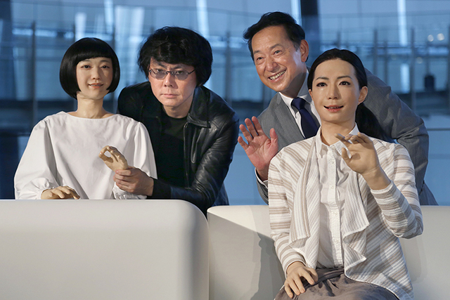 Japanese android expert Hiroshi Ishiguro, second left, and National Museum of Emerging Science and Innovation Miraikan Chief Executive Director Mamoru Mohri, second right, pose with a female-annou ...