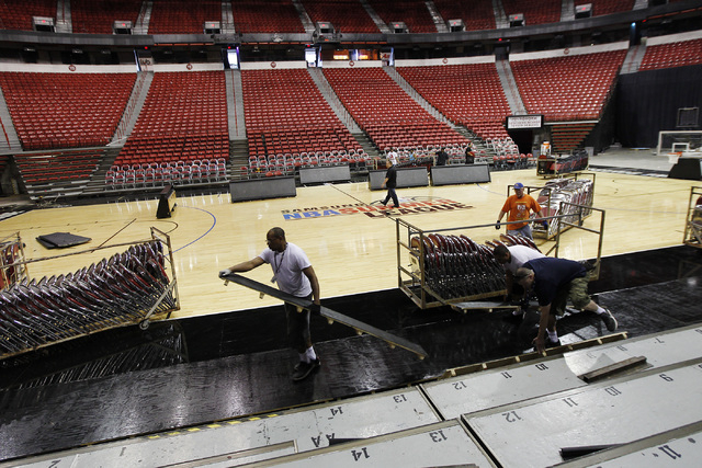 Lakers fans get Staples Center buzzing again with activity - Los Angeles  Times