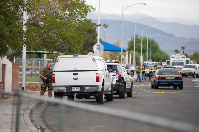 Las Vegas police officers secure a northeast valley neighborhood in Las Vegas on Sunday, August 3, 2014. (Martin S. Fuentes/Las Vegas Review-Journal)