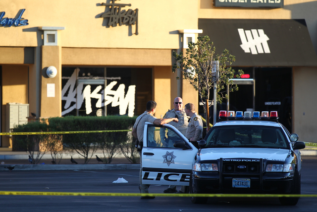 Las Vegas police investigate a homicide at a strip mall at 4480 S. Paradise Road in Las Vegas on Monday, Sept. 15, 2014. (Chase Stevens/Las Vegas Review-Journal)