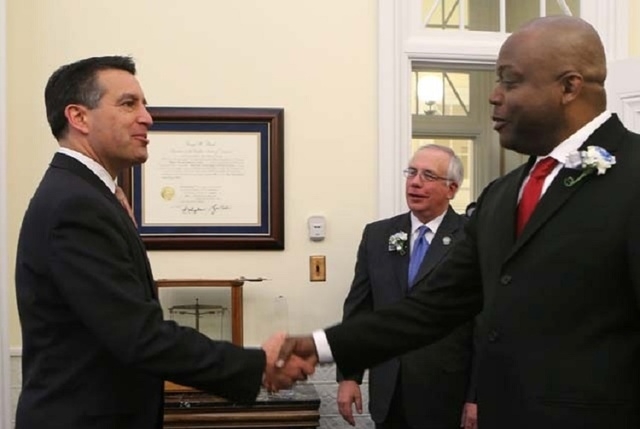 Gov. Brian Sandoval shakes the hand of Assembly Majority Leader William Horne, D-Las Vegas, with Assembly Minority Leader Pat Hickey, R-Reno, center in Carson City. (Las Vegas Review-Journal file)