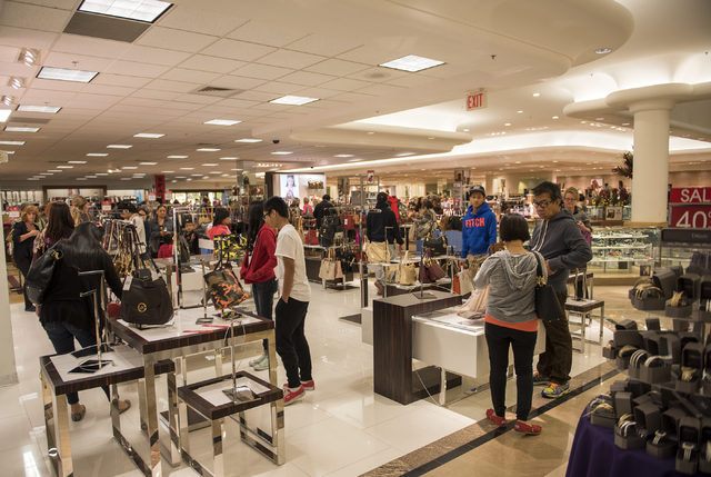 Las Vegas Black Friday shoppers encounter fewer crowds | Las Vegas Review-Journal