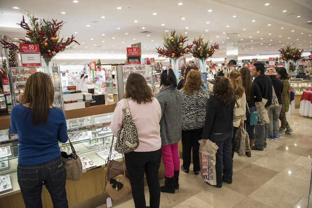 Las Vegas Black Friday shoppers encounter fewer crowds | Las Vegas Review-Journal