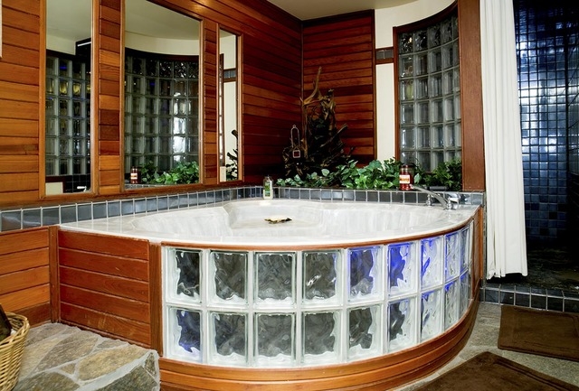 The Tomashowski Mount Charleston 3,500-square-foot A-frame cabin has a spa. (Tonya Harvey/Real Estate Millions)