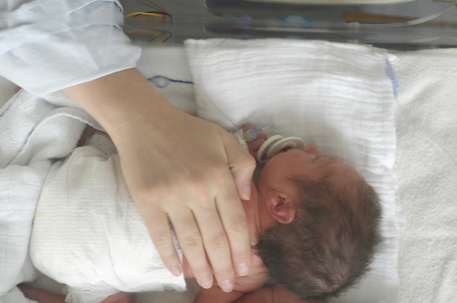 Baby in incubator (Thinkstock)