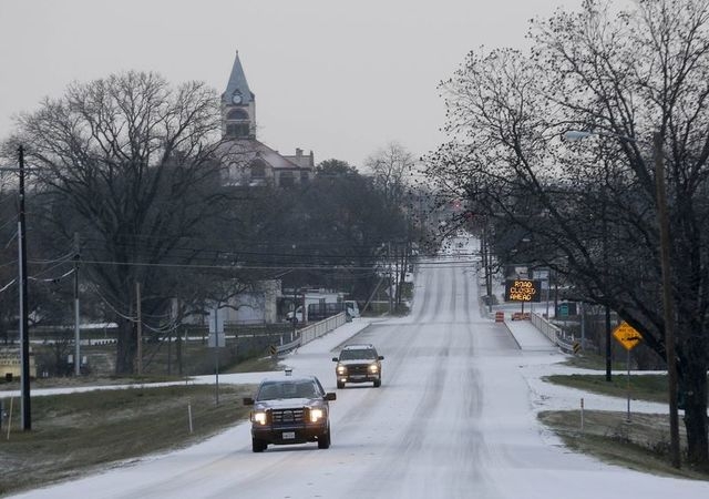 Ice and sleet covers the road, postponing the murder trial of former Marine Cpl. Eddie Ray Routh, in Stephenville, Texas, February 23, 2015.  REUTERS/Michael Ainsworth/Pool