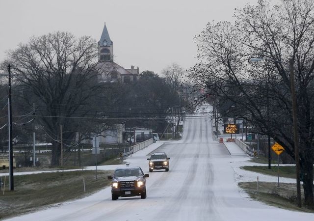 Ice and sleet covers the road, postponing the murder trial of former Marine Cpl. Eddie Ray Routh, in Stephenville, Texas, February 23, 2015. REUTERS/Michael Ainsworth/Pool