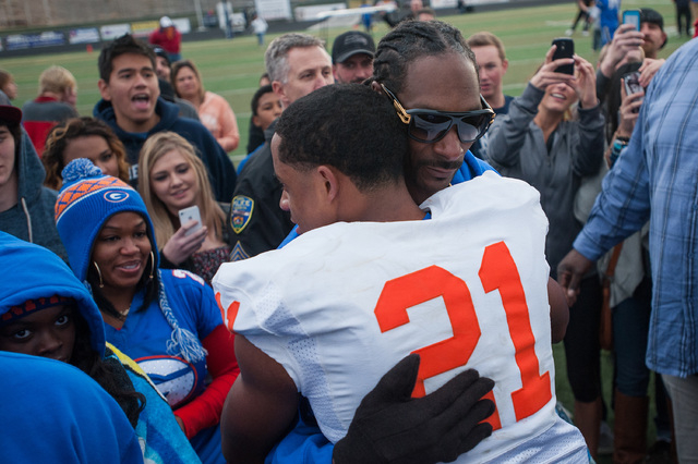 Bishop Gorman’s Cordell Broadus (21) celebrates with his father Snoop Dogg after winni ...