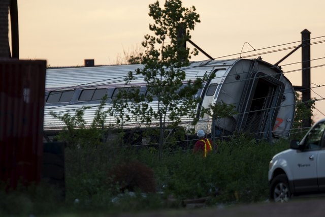 A worker passes one of the cars of a derailed Amtrak train in Philadelphia, Pennsylvania, May 13, 2015. REUTERS/Mike Segar