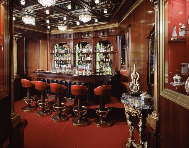 Hassler Bar feels as if it were made for secret rendezvous, with a seductive cocktail menu to match. (Hassler Bar, Hotel Hassler Roma/CNN)