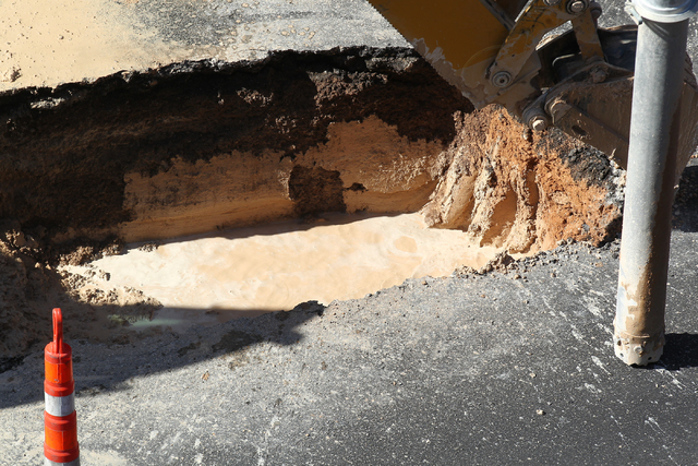 Crews work on containing a water main break on Flamingo Road outside of Bally's and The Cromwell hotel-casinos, near Las Vegas Boulevard South, on Monday morning, May 4, 2015. (Chase Stevens/Las V ...