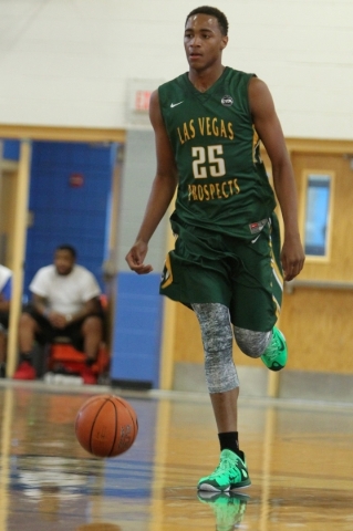 Las Vegas Prospects Charles O‘Bannon (25) dribbles the ball down the court in his game ...