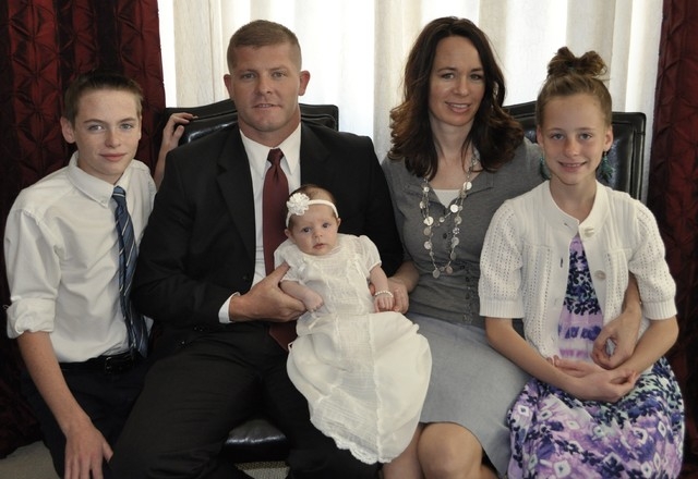 Alyn and Nicole Beck and their children. From left: Daxton, Alyn, Katriann (baby), Nicole and Avenlee. (Courtesy/Ryan Dennett)