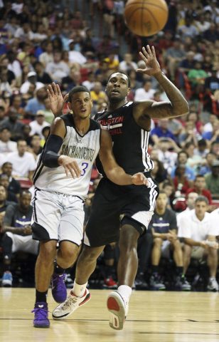 Sacramento’s Ray McCallum, left, passes the ball in front of Houston's Tarik Black during an NBA Summer League championship game at the Thomas & Mack Center Monday, July 21, 2014, in Las Ve ...