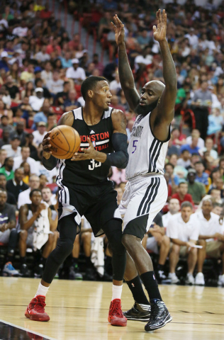 Houston's Robert Covington, left, is blocked by Sacramento's Quincy Acy during an NBA Summer League championship game at the Thomas & Mack Center Monday, July 21, 2014, in Las Vegas. Sacramento wo ...