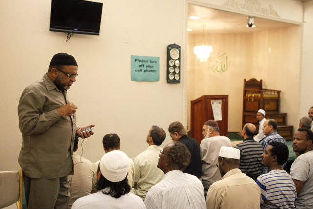 Aslam Abdullah speaks to members of the Islamic Society of Nevada on Sunday, July 5, 2015 in Las Vegas. During Ramadan some Muslims do not eat or drink during the day. (James Tensuan/Las Vegas Rev ...