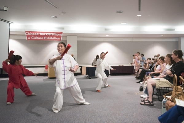 Esquivo caliente Etna Desert Breeze Park Tai Chi Group gives a demonstration during the Chinese  Tea Ceremony & Culture Exhibition at Sahara West Library in Las Vegas,  Saturday, Aug. 8, 2015. (Jason Ogulnik/Las Vega … 