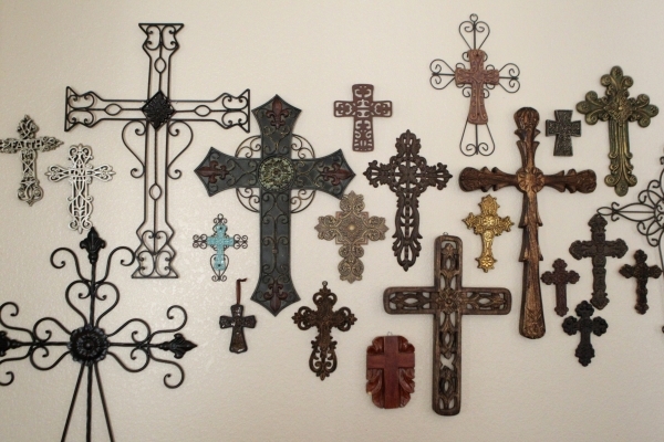 Religious crosses decorate the home of Arlett Valencia. Valencia has been on the organ transplant list three years waiting for a new kidney and pancreas. ERIK VERDUZCO/LAS VEGAS REVIEW-JOURNAL Fol ...