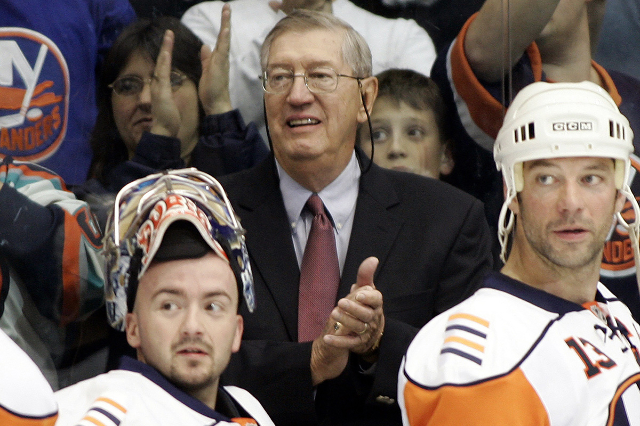 Former New York Islanders head coach Al Arbour (C) claps as goalie Wade Dubielewicz (L) and Bill Guerin look on after their NHL game victory against the Pittsburgh Penguins at Nassau Coliseum in U ...