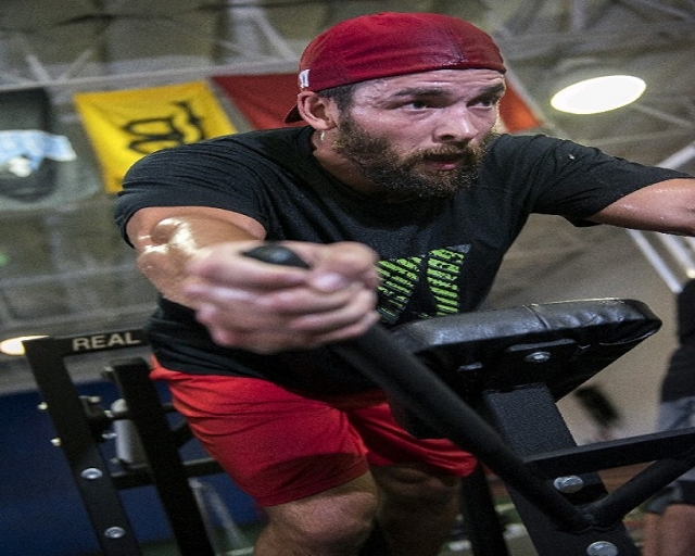Calgary Flames defenseman and Las Vegas resident Deryk Engelland works out at the Philippi Sports Institute in Las Vegas on Wednesday, Aug. 26, 2015. (Martin S. Fuentes/Las Vegas Review-Journal)