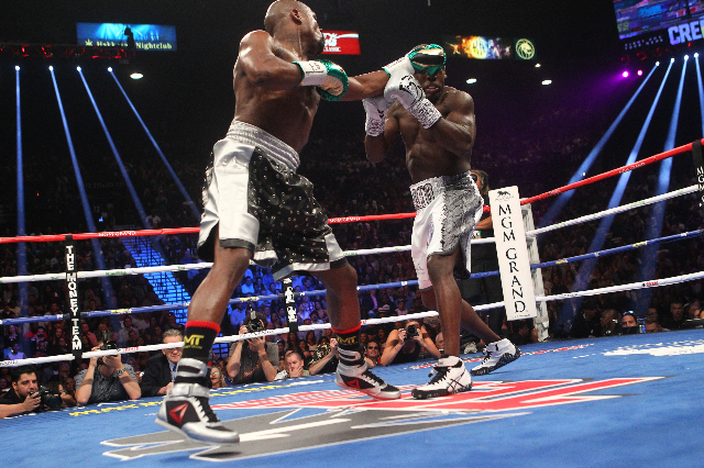 Floyd Mayweather goes 49-0, beats Andre Berto in final fight — PHOTOS | Las  Vegas Review-Journal