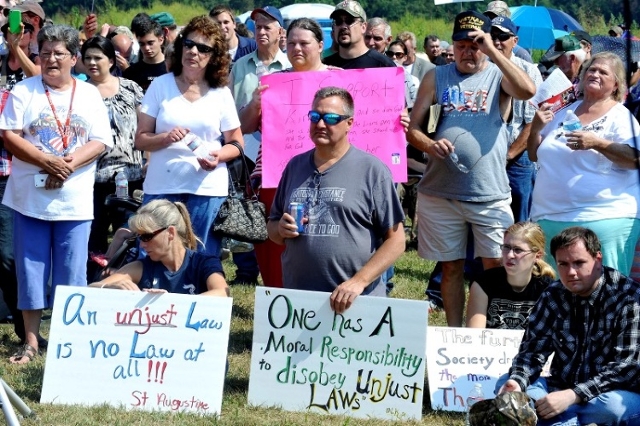 Supporters rally at the Carter County Detention Center for Rowan County clerk Kim Davis, who remains in jail for contempt of court in Grayson, Kentucky September 5, 2015. (Reuters/Chris Tilley)