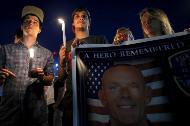 Mourners attend a candlelight vigil for slain Fox Lake Police Lieutenant Charles Joseph Gliniewicz in Fox Lake, Illinois, United States, September 2, 2015. (Jim Young/Reuters)