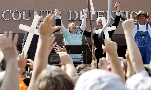Rowan County Clerk Kim Davis, flanked by Republic presidential candidate Mike Huckabee (L), Attorney Mathew Staver (2nd R) and her husband Joe Davis (R) celebrates her release from the Carter Coun ...