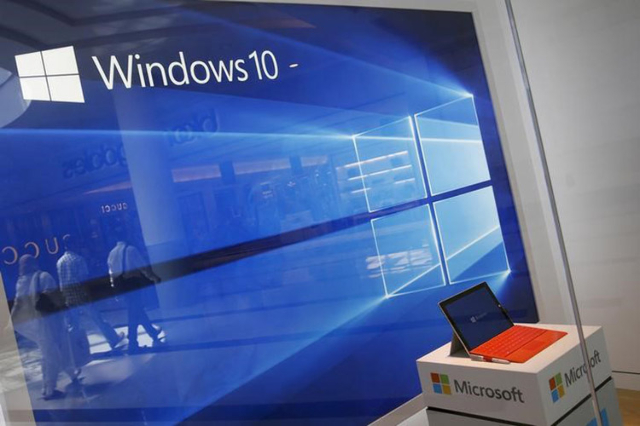 A display for the Windows 10 operating system is seen in a store window at the Microsoft store at Roosevelt Field in Garden City, New York July 29, 2015. REUTERS/Shannon Stapleton