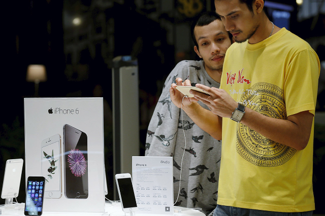 Customers look at an Apple iPhone 6 at an Apple reseller shop in Bangkok, Thailand, September 18, 2015. A significant number of Apple Inc customers are reporting their mobile devices have crashed  ...