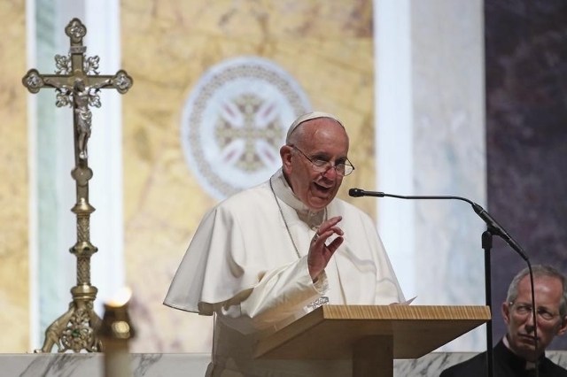 Pope Francis speaks to bishops during the midday prayer service at the Cathedral of St. Matthews in Washington September 23, 2015. REUTERS/Mark Wilson/Pool