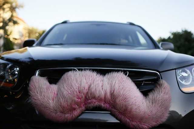 A driver with the ride-sharing service Lyft waits for a customer on a street in Santa Monica, California October 17, 2013. (Lucy Nicholson/Reuters)