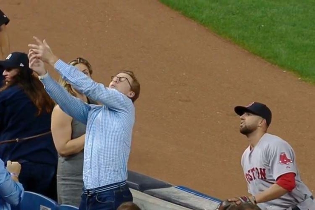 Yankees fan misses 3 chances to catch foul ball at game — VIDEO