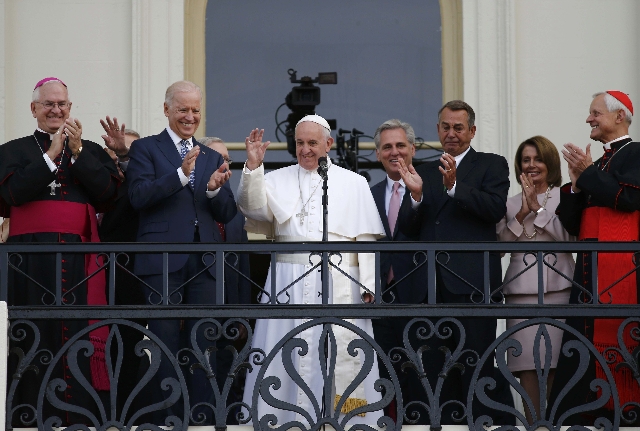 Pope Francis waves to a crowd from the Speaker‘s Balcony on the West Front of the Capitol as he stands with Vice President Joe Biden (2nd L), House Majority Leader Kevin McCarthy (4th from R ...