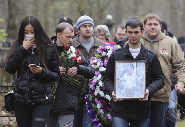 People attend the funeral of Timur Miller, a resident of Ulyanovsk and one of the victims of the plane crash in Egypt at a cemetery in St. Petersburg, Russia, Nov. 6, 2015. (Peter Kovalev/Reuters)