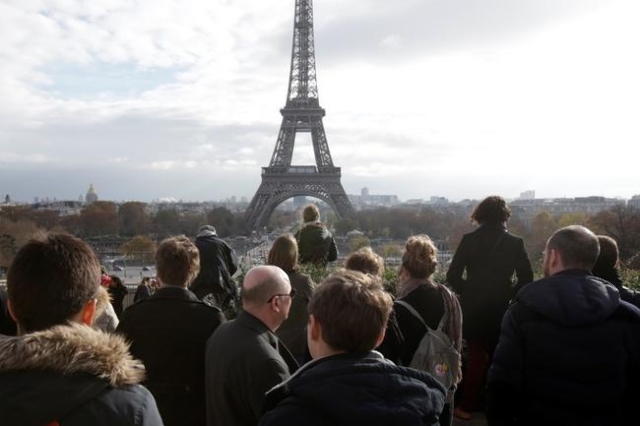 People observe a minute of silence at the Trocadero in front of the Eiffel Tower to pay tribute to the victims of the series of deadly attacks on Friday in Paris, France, November 16, 2015.   REUT ...