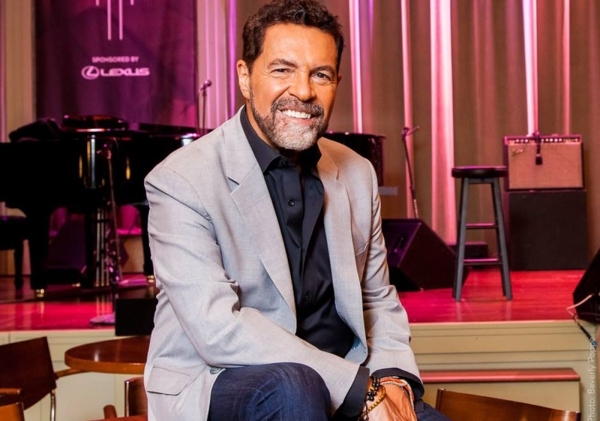 Clint Holmes performs holiday classics at Cabaret Jazz at The Smith Center for the Performing Arts. COURTESY